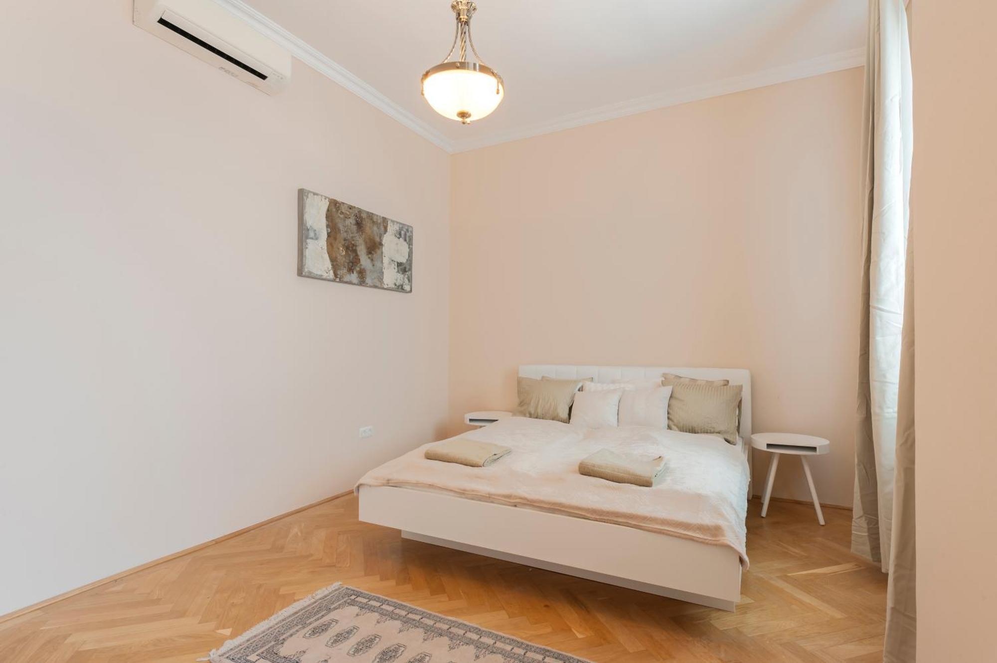 View To The Roofs Luxury Apartment With 2 Bedrooms Budapest Luaran gambar