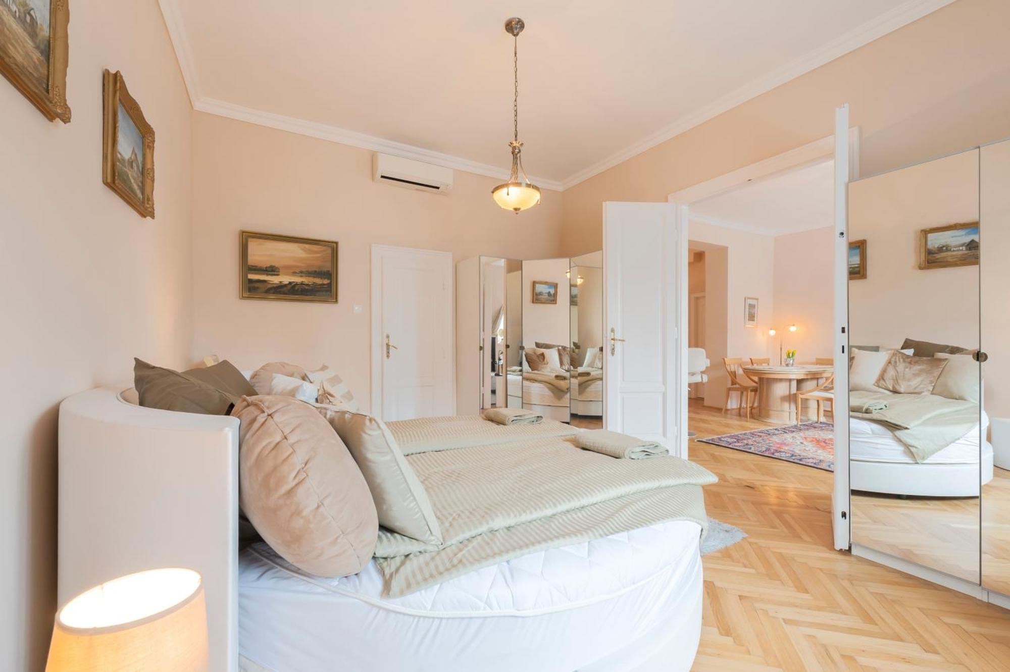 View To The Roofs Luxury Apartment With 2 Bedrooms Budapest Luaran gambar