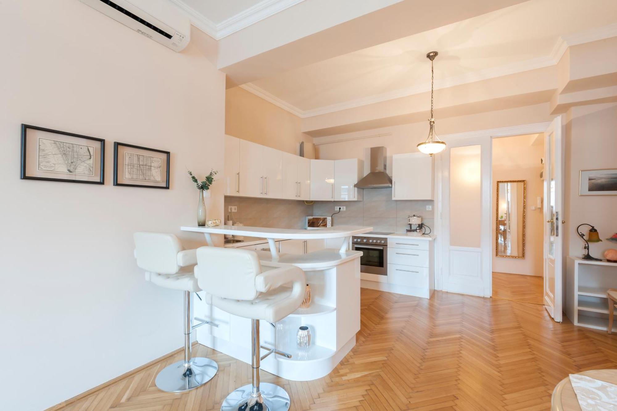 View To The Roofs Luxury Apartment With 2 Bedrooms Budapest Luaran gambar