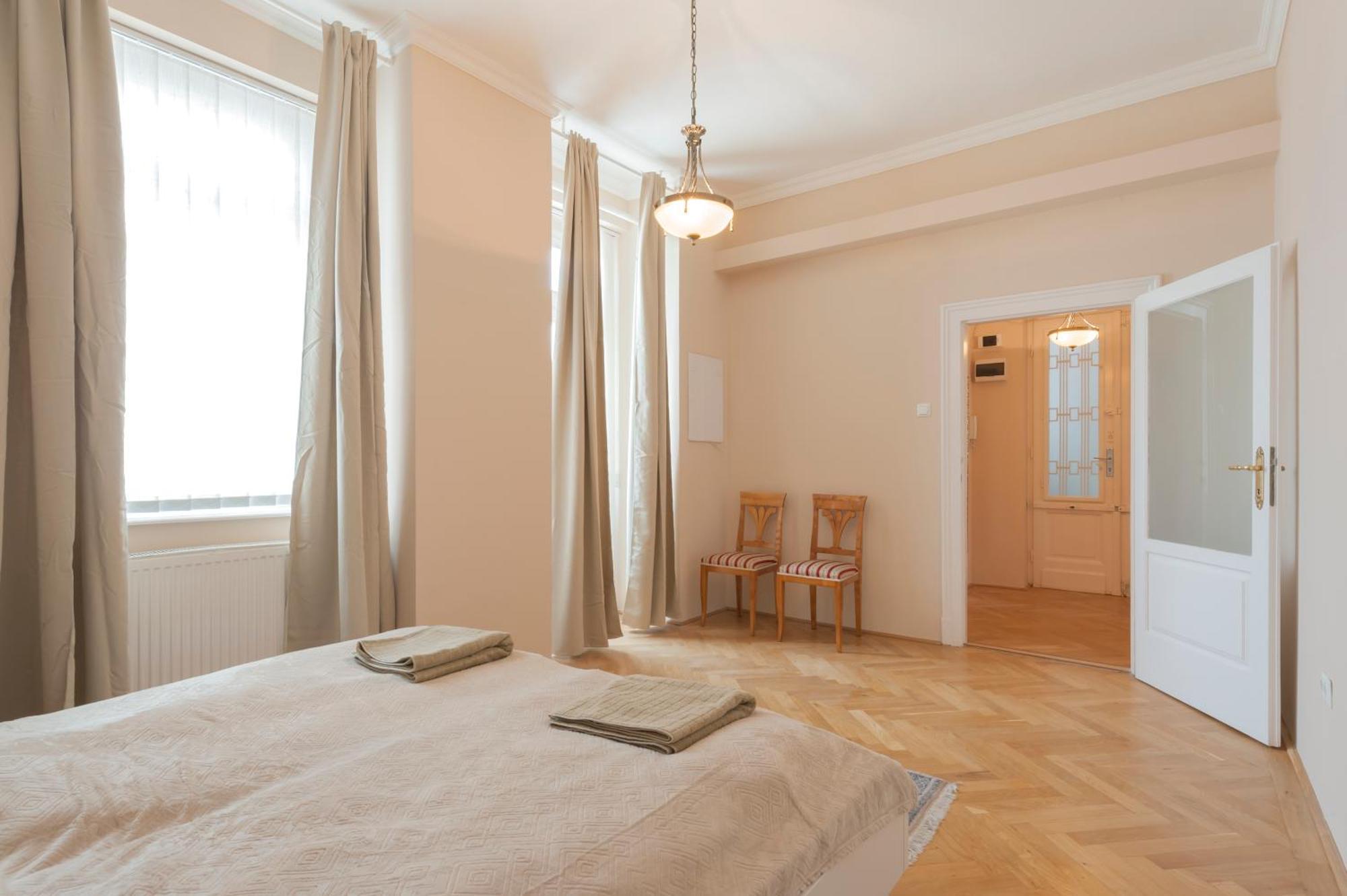 View To The Roofs Luxury Apartment With 2 Bedrooms Budapest Luaran gambar